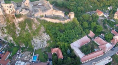 Budova s pozemkom v centre obce Beckov, okr. Nové Mesto nad Váhom - 1