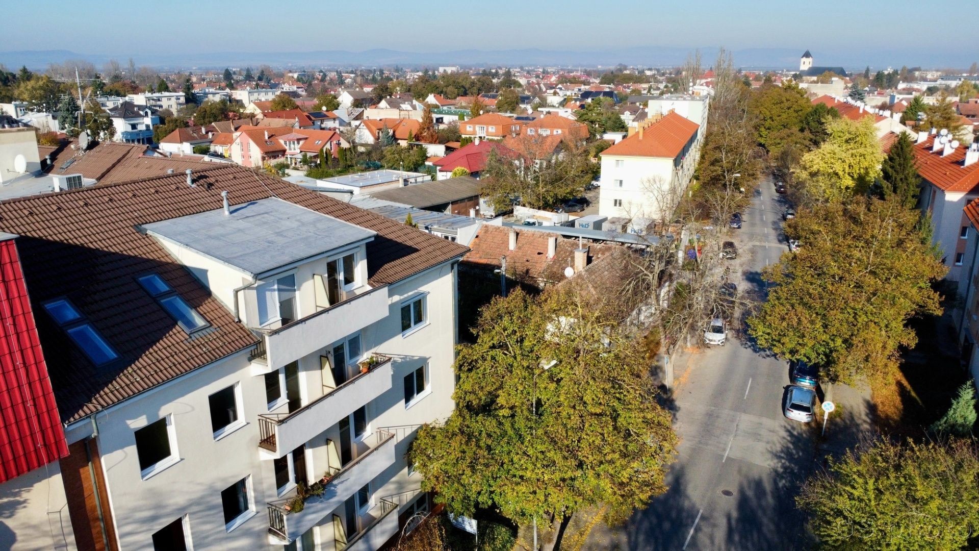 Priestraný 3-izbový tehlový byt s balkónom a terasou pri mestskom parku, Piešťany